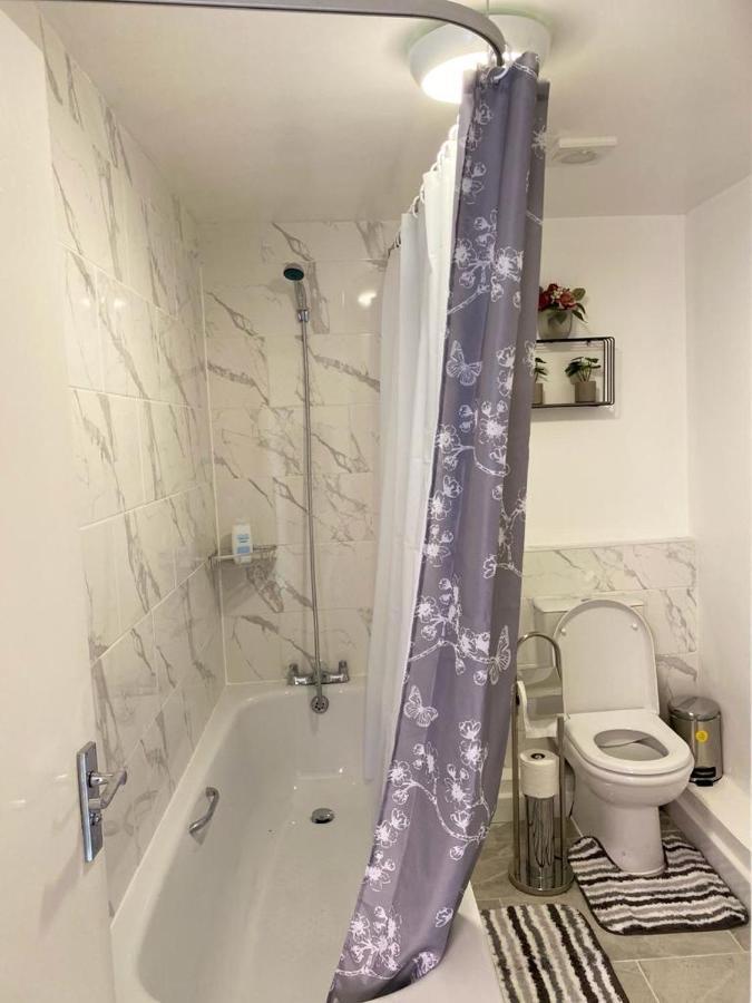 Excellent And Amazing Apartment With Private Parking Gillingham  Luaran gambar